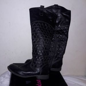 Heart detail tall black boots